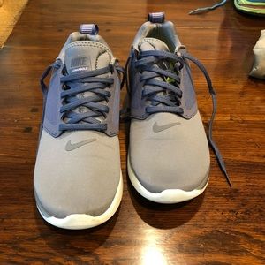 Women’s Nike tennis shoes